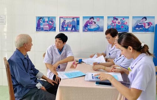 Bác sĩ tư vấn hướng điều trị, phục hồi chức năng phù hợp với tình trạng sức khỏe của từng trường hợp. Ảnh: Thảo Khuy 