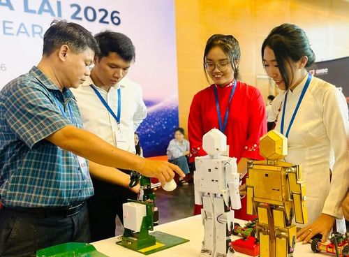 Đại biểu tìm hiểu về khoa học lượng tử và bán dẫn. Ảnh: T.D