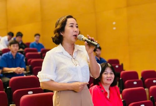 Đại biểu tham dự hội nghị trao đổi trực tiếp với các nhà khoa học về khoa học lượng tử. Ảnh: T.D