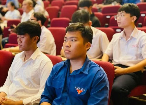 Sinh viên, học sinh Gia Lai hứng thú tìm hiểu về khoa học lượng tử, tính toán lượng tử và công nghệ bán dẫn. Ảnh: T.D