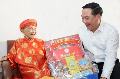 Phó Bí thư Thường trực Tỉnh ủy Hồ Xuân Trường tặng quà tri ân Mẹ Việt Nam anh hùng Lê Thị Liên.