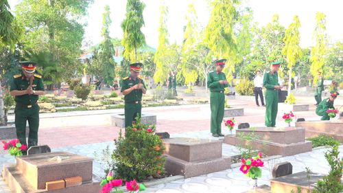 Lực lượng vũ trang thắp hương tại các phần mộ liệt sĩ. Ảnh: PHÙNG QUỲNH.