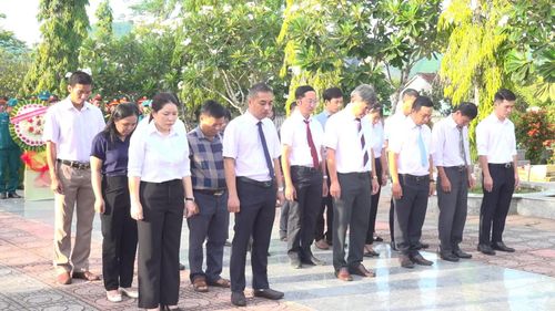 Các đại biểu dành phút mặc niệm tưởng nhớ công ơn các anh hùng liệt sĩ. Ảnh: PHÙNG QUỲNH.