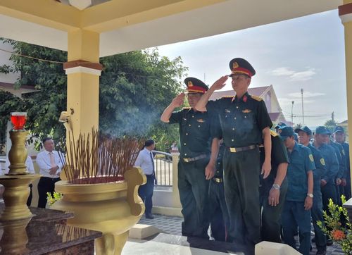 Cán bộ, chiến sĩ các đơn vị quân đội đóng chân trên địa bàn dâng hương.