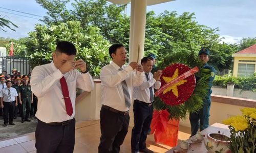Lãnh đạo xã dâng hương tại Nhà bia tưởng niệm liệt sĩ thôn Xóm Mới.