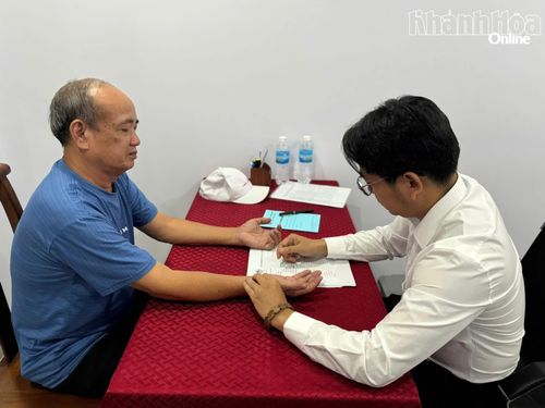 Các thương binh, bệnh binh được bắt mạch để chẩn trị bệnh lý nếu có.