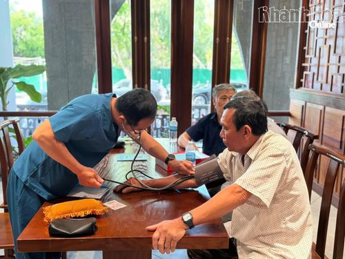 Các thương binh, bệnh binh được kiểm tra huyết áp.