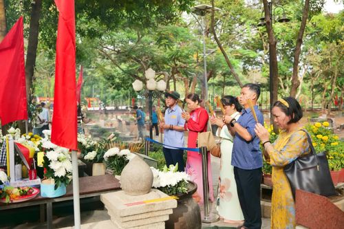  Đông đảo người dân và du khách thành kính dâng hương tại Nghĩa trang Hàng Dương.