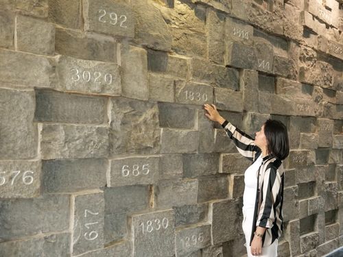 Những con số khắc trên bức tường tại Bảo tàng Côn Đảo gợi nhắc về hàng chục nghìn người yêu nước và chiến sĩ cách mạng từng bị giam cầm nơi “địa ngục trần gian”.