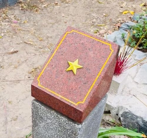 Một trong nhiều phần mộ chưa xác định được danh tính tại Nghĩa trang Hàng Dương.