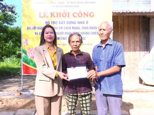 Mặt trận xã Đông Khánh Sơn trao quà của Đoàn Đại biểu Quốc hội tỉnh cho gia đình ông Bo Bo Hồng Thương.
