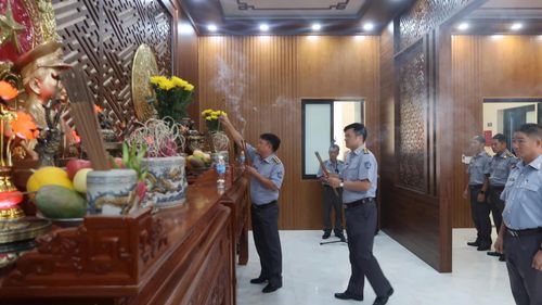 Cán bộ, nhân viên chi đội dâng hương tại Phòng thờ Chủ tịch Hồ Chí Minh và Đại tướng Võ Nguyên Giáp.