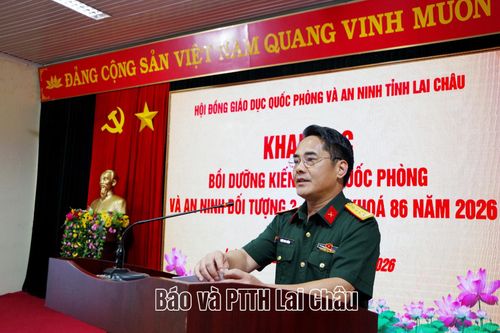 Đại tá Triệu Kim Thắng - Chính ủy Bộ Chỉ huy Quân sự tỉnh phát biểu tại lễ khai mạc.