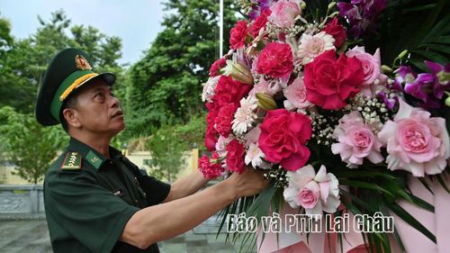 Đại tá Lê Công Thành - Phó Chính ủy Ban Chỉ huy BĐBP tỉnh Lai Châu dâng hoa tại Nhà bia ghi danh các Anh hùng liệt sĩ khu vực Ma Li Pho.