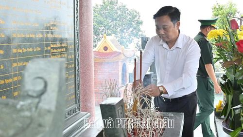 Bí thư Đảng ủy, Chủ tịch HĐND xã Phong Thổ Đinh Quang Tuấn dâng hương tưởng nhớ các Anh hùng liệt sĩ.