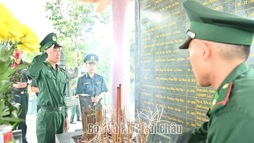 Chiến sĩ trẻ Đồn Biên phòng Huổi Luông thành kính dâng hương tưởng niệm các Anh hùng liệt sĩ.