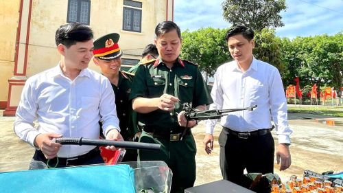 Thượng tá Phạm Anh Tuấn - Chỉ huy trưởng Ban Chỉ huy Phòng thủ khu vực 5 - Mậu A (thứ 2, phải sang) dự và chỉ đạo khai mạc huấn luyện dân quân xã Bảo Ái, tỉnh Lào Cai. (Ảnh nhân vật cung cấp) 