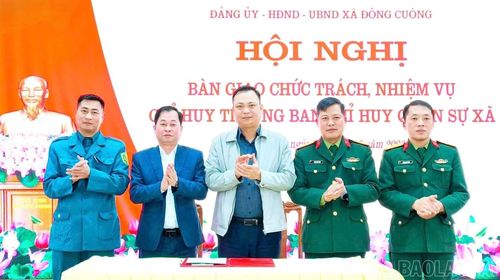  Thượng tá Phạm Anh Tuấn - Chỉ huy trưởng Ban Chỉ huy Phòng thủ khu vực 5 - Mậu A (thứ 2, phải sang) dự và chỉ đạo công tác bàn giao chức trách, nhiệm vụ Chỉ huy trưởng Ban Chỉ huy Quân sự xã Đông Cuông, tỉnh Lào Cai. (Ảnh nhân vật cung cấp) 
