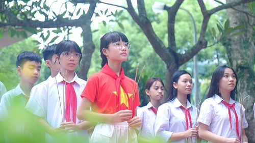 Nguyễn Hạnh An ( áo đỏ) cùng các bạn dâng hương ở nghĩa trang liệt sĩ phường Lào Cai.
