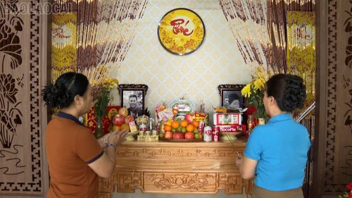 Khói hương trên các ban thờ các anh hùng, liệt sĩ.