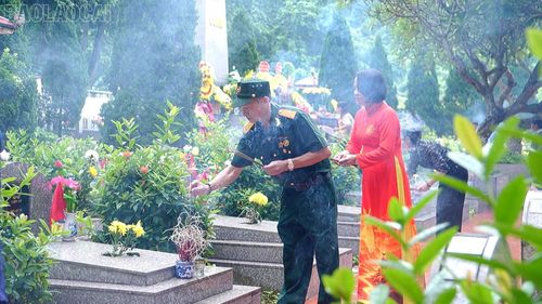 Cựu chiến binh Cao Anh Tuấn thắp hương các anh hùng, liệt sĩ.
