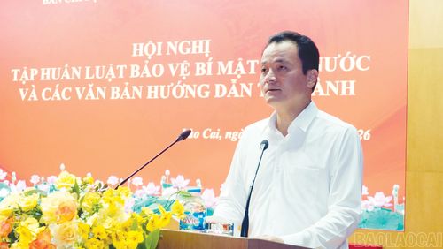 Đồng chí Giàng Quốc Hưng - Phó Chủ tịch UBND tỉnh phát biểu khai mạc hội nghị.