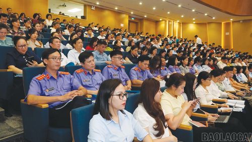 Lãnh đạo, cán bộ, đảng viên, công chức, viên chức các cơ quan, đơn vị tham dự tập huấn.