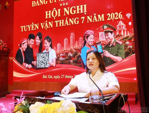 Đồng chí Nguyễn Thị Thúy Mùi - Phó Trưởng Ban Tuyên giáo và Dân vận Tỉnh ủy phát biểu chỉ đạo Đảng ủy xã Bát Xát vận hành tốt mô hình "Tuyên vận số".