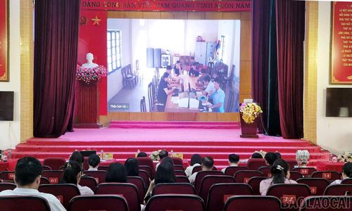 Các đại biểu tham dự sinh hoạt trực tuyến với “Tổ tuyên vận số” thôn Sơn Hà.