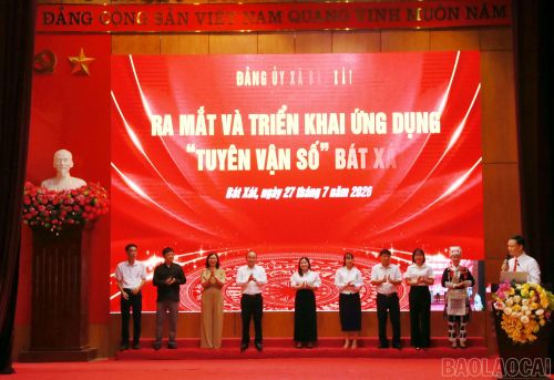 Các đại biểu ấn nút ra mắt mô hình “Tuyên vận số" Bát Xát.