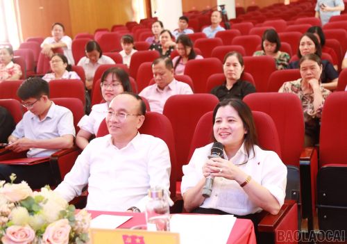 Đồng chí Nguyễn Thị Thúy Mùi - Phó Trưởng Ban Tuyên giáo và Dân vận Tỉnh ủy phát biểu khi tham dự sinh hoạt trực tuyến với “Tổ tuyên vận số” thôn Sơn Hà.