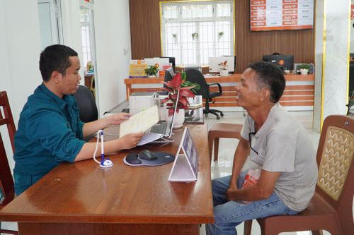 Lực lượng dân quân thường trực hỗ trợ người dân tại Trung tâm Phục vụ hành chính công xã Krông Nô
