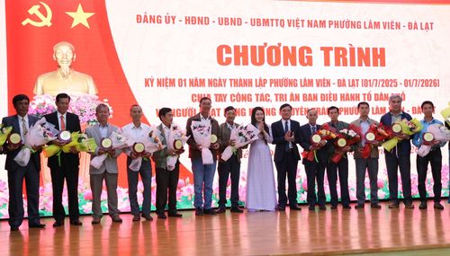 Lãnh đạo phường Lâm Viên - Đà Lạt tặng hoa và quà lưu niệm tri ân những đóng góp của các cán bộ tổ dân phố cũ