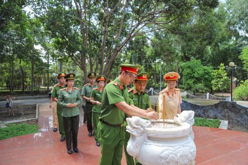 Trung tá Lâm Trịnh Quỳnh Hương cùng đồng đội dâng hương tại Di tích lịch sử Căn cứ Trung ương Cục miền Nam, góp phần giáo dục truyền thống cách mạng - Ảnh Lê Tiến