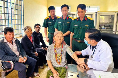 Bác sĩ Bệnh xá Quân dân y Đoàn Kinh tế - Quốc phòng 726 khám bệnh các thương binh, bệnh binh và gia đình chính sách trên địa bàn