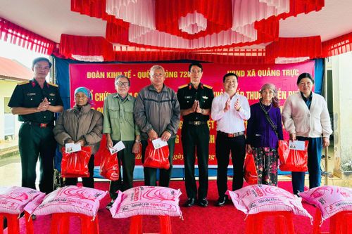 Đại diện các đơn vị trao quà tặng các gia đình chính sách trên địa bàn xã Quảng Trực