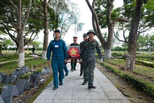 Thượng tá Biện Đức Long (sau cùng) trong cuộc hành quân đặc biệt để đưa các liệt sĩ trở về với gia đình