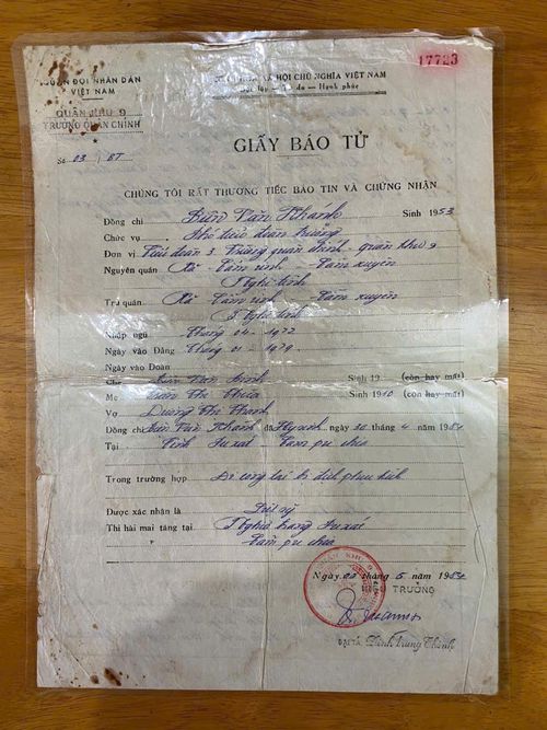 Giấy báo tử đã úa màu theo năm tháng là manh mối duy nhất để Thượng tá Biện Đức Long lần tìm cha