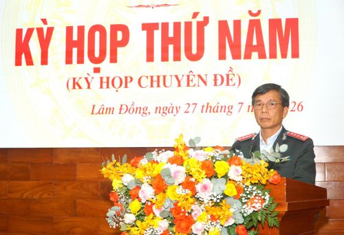 Đồng chí Ngô Kiểm, Tỉnh ủy viên, Chánh Thanh tra tỉnh, thừa ủy quyền Chủ tịch UBND tỉnh trình bày tóm tắt tờ trình, dự thảo nghị quyết tại kỳ họp