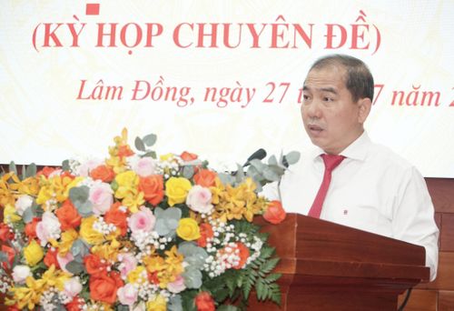 Đồng chí Lê Ngọc Tiến, Tỉnh ủy viên, Giám đốc Sở Tài chính, thừa ủy quyền Chủ tịch UBND tỉnh trình bày tóm tắt tờ trình, dự thảo nghị quyết tại kỳ họp