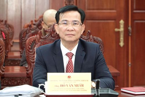 Đồng chí Hồ Văn Mười, Ủy viên Ban Chấp hành Trung ương Đảng, Phó Bí thư Tỉnh ủy, Chủ tịch UBND tỉnh dự kỳ họp