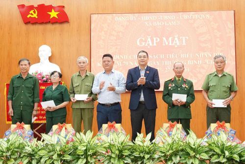 Đồng chí Hồng Việt Trung, Chủ tịch UBND xã tặng quà cho các gia đình chính sách tiêu biểu