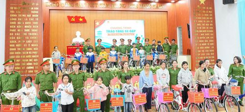 Đại tá Phùng Văn Huế, Bí thư Đảng ủy, Giám thị Trại giam Đại Bình trao 27 suất quà cho các gia đình chính sách tiêu biểu và 20 xe đạp cho học sinh có hoàn cảnh khó khăn