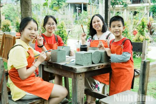 Người tham gia ở nhiều lứa tuổi cùng trải nghiệm vẽ trên chất liệu gốm.