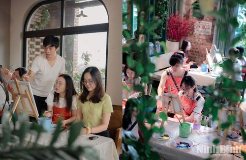 Không gian workshop nhộn nhịp người tham gia trải nghiệm vào mỗi dịp cuối tuần.
