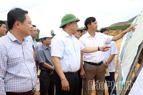 Đồng chí Trần Duy Đông - Ủy viên dự khuyết Ban Chấp hành Trung ương Đảng, Phó Bí thư Tỉnh ủy, Chủ tịch UBND tỉnh kiểm tra thực tế công trình.
