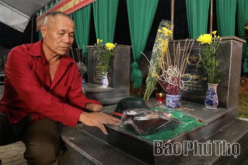 Ông Nguyễn Văn Thơ, em trai của Liệt sĩ Nguyễn Hông Chu dâng hương tưởng nhớ anh trai và các anh hùng liệt sĩ tại Nghĩa trang phường Tân Hòa.