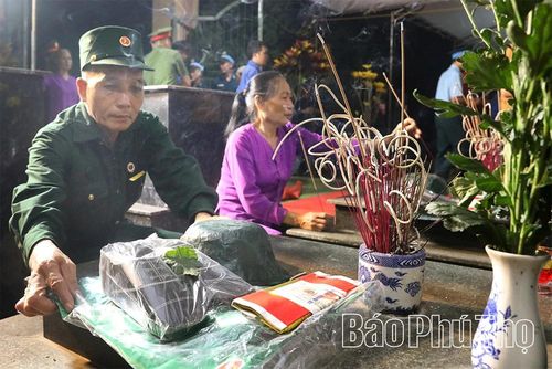 Người CCB thắp nén nhang thơm trên phần mộ của các đồng đội tại nghĩa trang quê nhà - phường Tân Hòa.