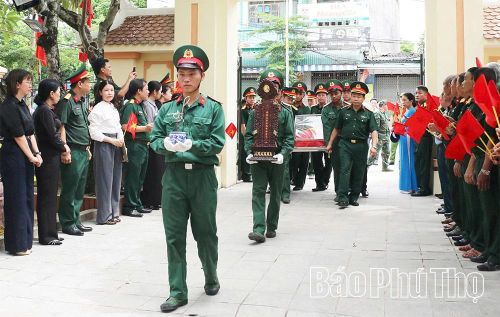 Phường Hòa Bình tổ chức lễ viếng, truy điệu và an táng hài cốt liệt sĩ tại nghĩa trang Thịnh Lang.