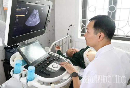 Cựu chiến binh phường Kỳ Sơn được ý bác sĩ kiểm tra, chăm sóc sức khỏe.